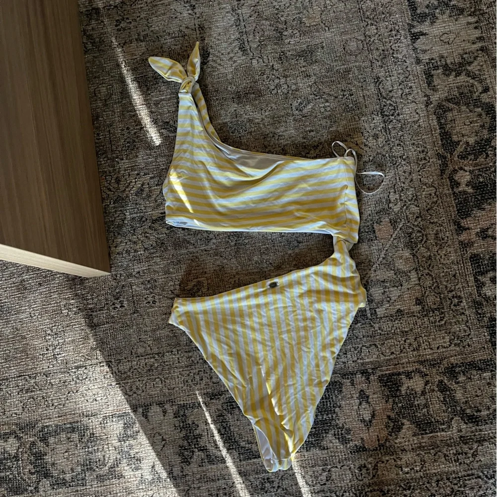 Womens Yellow and white striped swimsuit - Picture 4 of 4